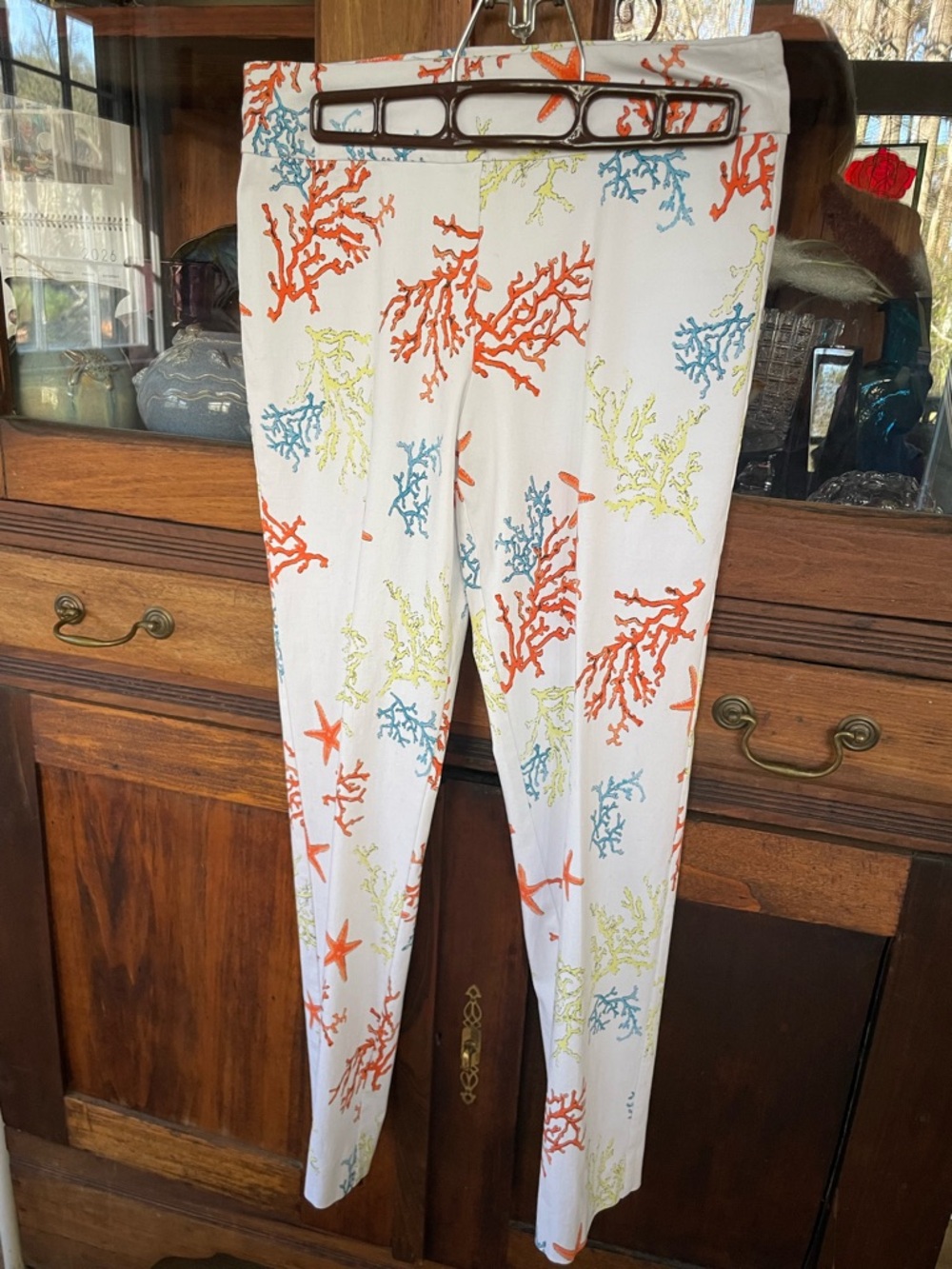 Women’s White Coral-Print Cropped Pants Size 6